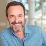 Illustration d'un client potentiel souriant pour une simulation de témoignage nesso