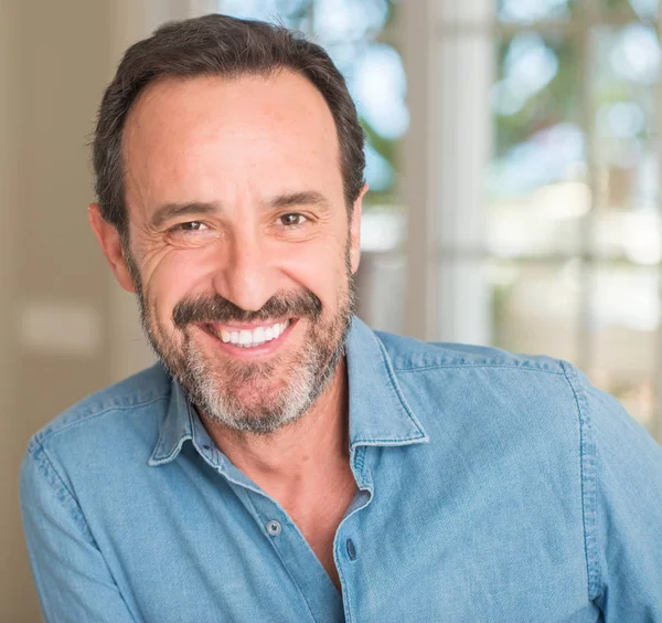 Illustration d'un client potentiel souriant pour une simulation de témoignage nesso